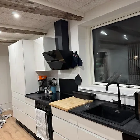 The Wild Swan - Big House With Many Beds In - Free Parking Apartment *